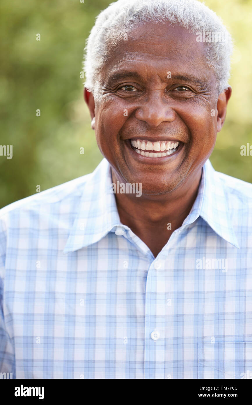 Portrait of smiling senior African American man, vertical Banque D'Images