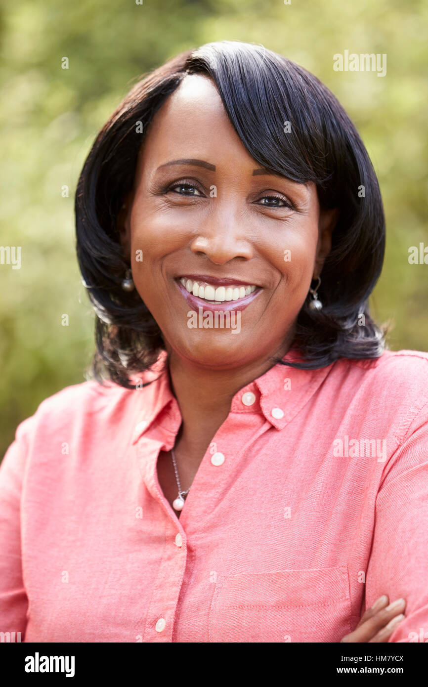 Portrait of smiling senior African American Woman, vertical Banque D'Images