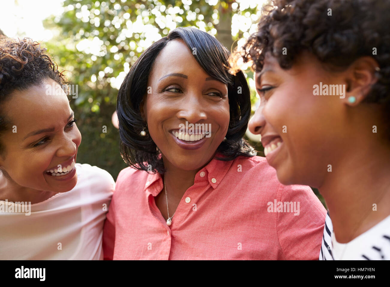 Mère noire et deux filles adultes dans la région de garden, Close up Banque D'Images