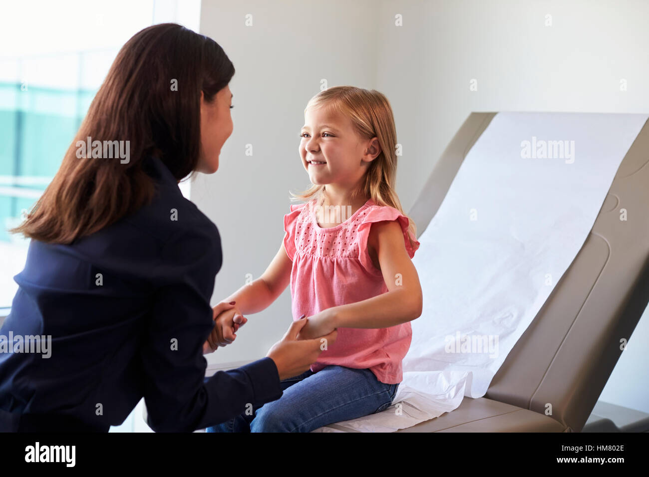 Pédiatre à l'enfant dans la salle d'examen Banque D'Images