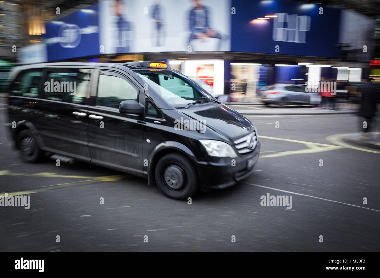 Mercedes Vito London Taxi à Piccadilly Circus - Motion Blur Banque D'Images