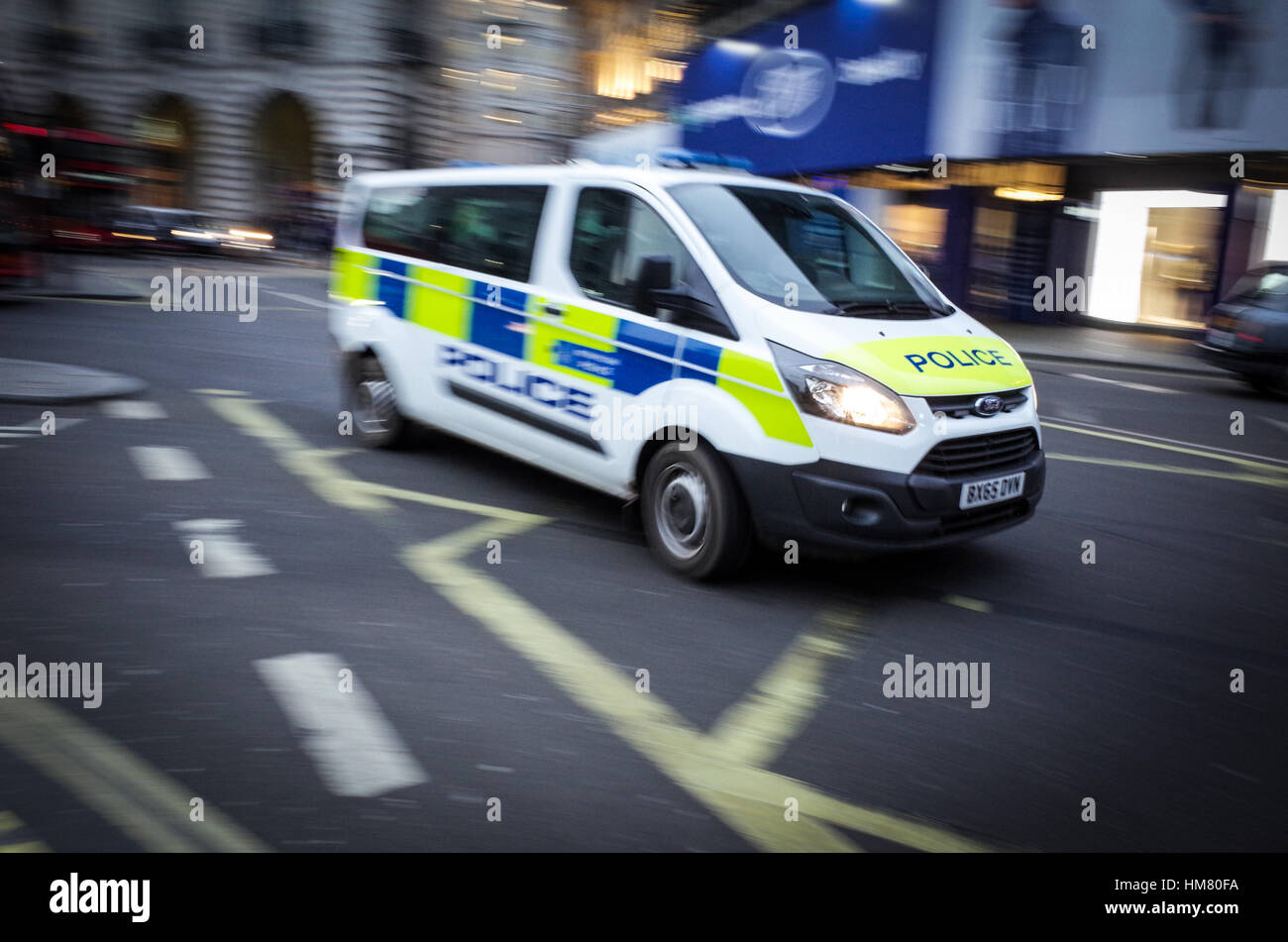 London Metropolitan Police van durs par Piccadilly Circus - Motion Blur Banque D'Images