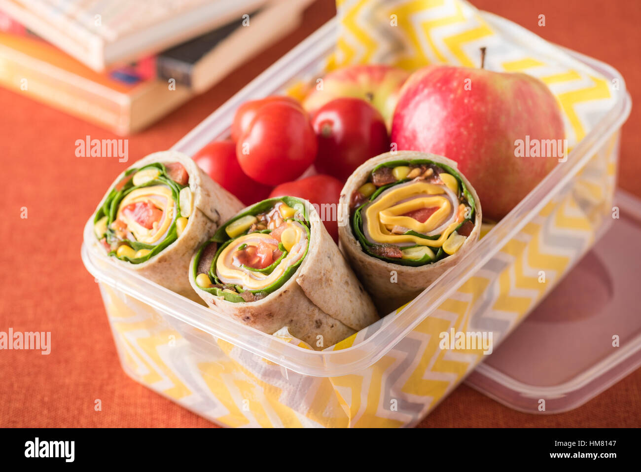 Roulés au jambon et au fromage en boîte à lunch avec apple et les tomates Banque D'Images