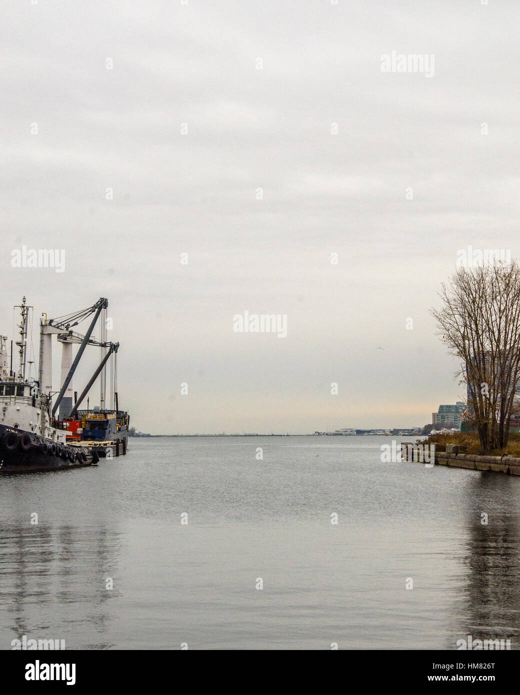 Un navire d'un côté, avec des pays de l'autre. Cette photo montre un net contraste entre la nature et l'homme. Prises par le lac Ontario, au centre-ville de Toronto. Banque D'Images