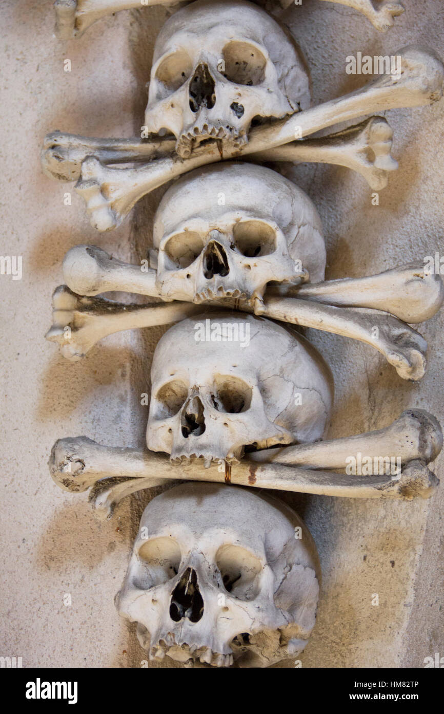 Détail d'une décoration faite d'ossements humains et de crânes dans l'ossuaire de Sedlec portent la ville de Kutna Hora en République tchèque. Banque D'Images