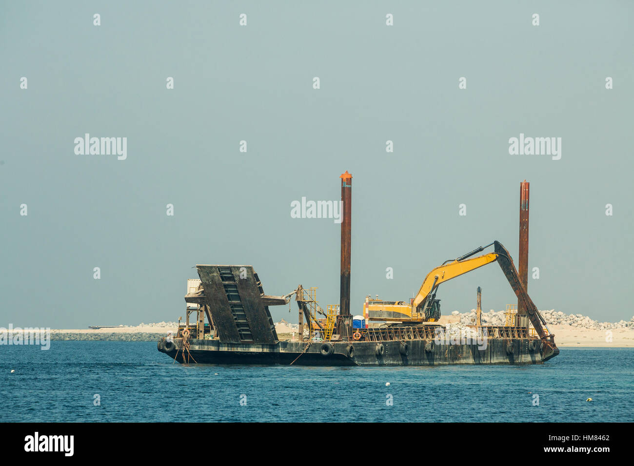 Pelle minière de l'eau travaillant sur la construction de jetées Banque D'Images