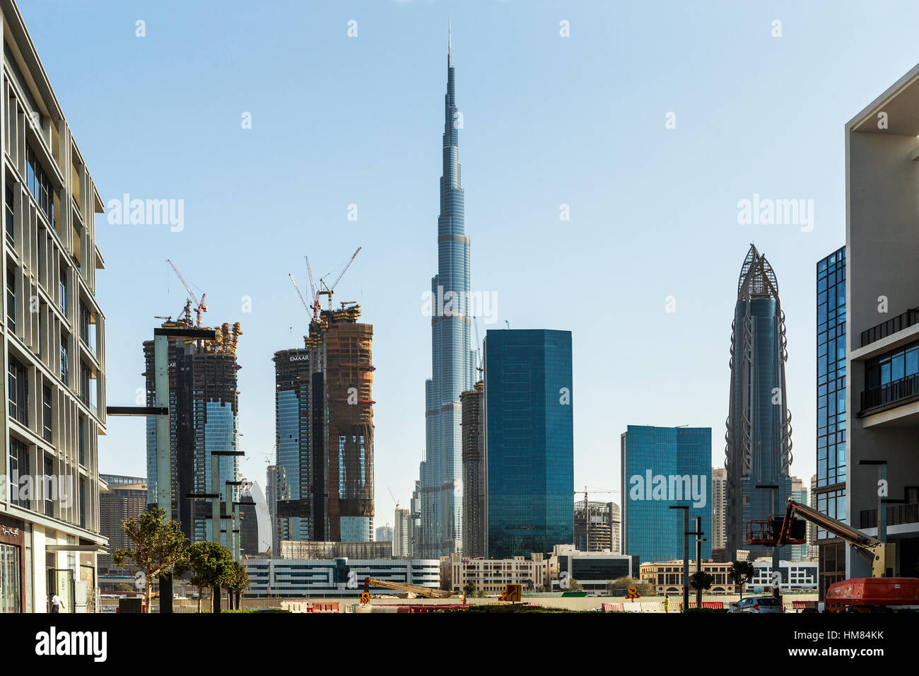 DUBAI - Novembre 08, 2016 : gratte-ciel Burj Khalifa est plus grand au monde. Entre les gratte-ciel les tours. Sur place des stands Burj Khalifa. Banque D'Images