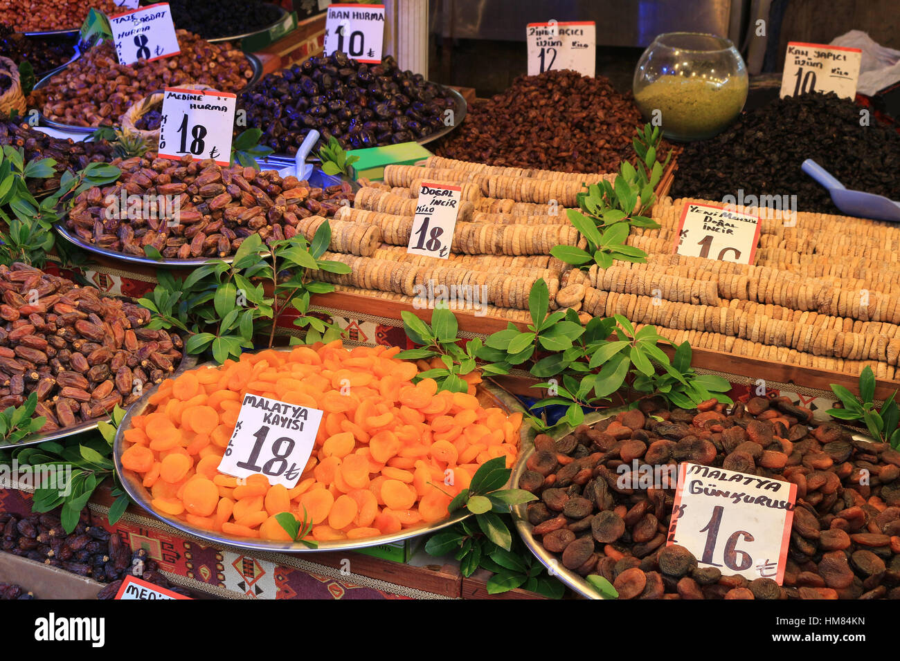 Différents types de dates fraîches en provenance du Moyen-Orient en vente dans les fruits se distingue du marché ouvert de Bursa Turquie Banque D'Images