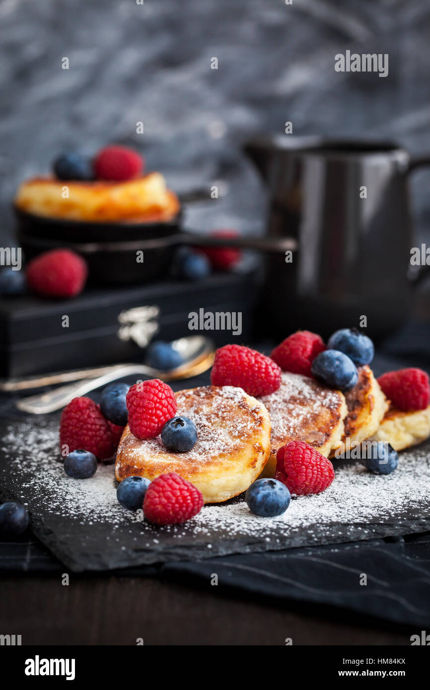 Crêpes au fromage cottage décoré avec des framboises et bleuets Banque D'Images