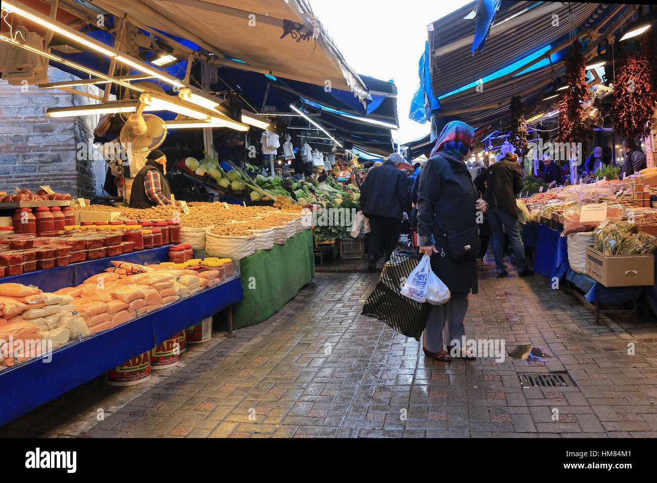 Bursa, Turquie - 23 Février 2016 : des légumes frais , les écrous et les fruits se distingue sur le marché libre en Bursa Turquie Banque D'Images