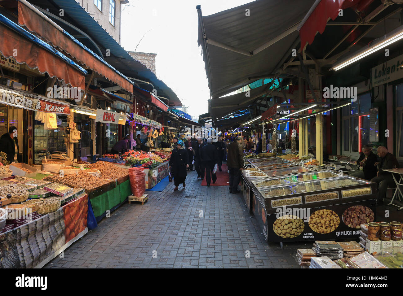 Bursa, Turquie - 23 Février 2016 : Les gens de marcher dans les légumes frais, les noix et les fruits se distingue sur le marché libre en Bursa Turquie Banque D'Images