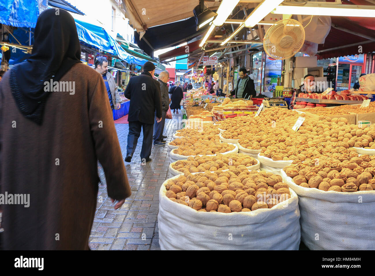 Bursa, Turquie - 23 Février 2016 : stand vendant des noix comme les noix sur le marché libre en Bursa Turquie Banque D'Images
