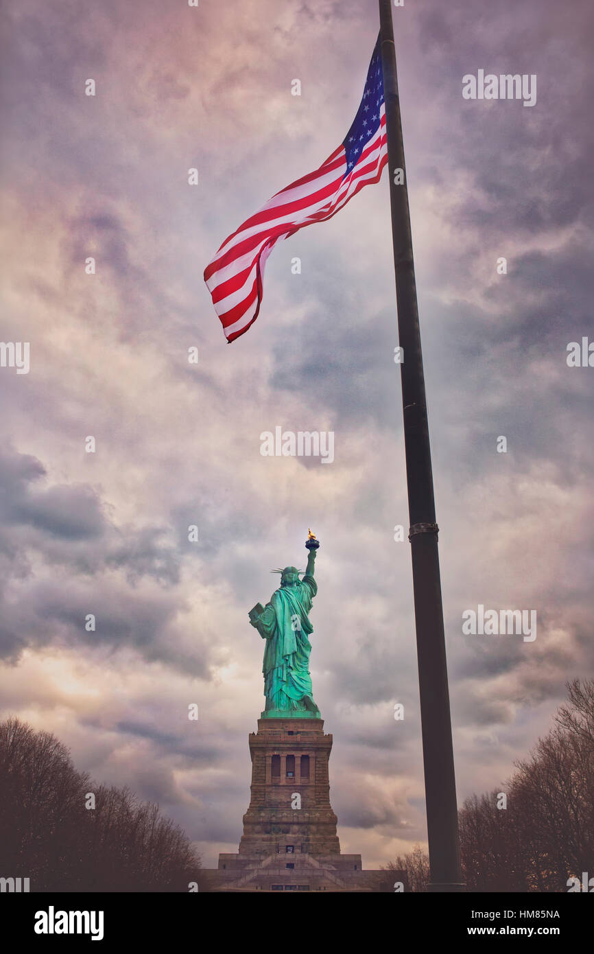 Vue arrière de la Statue de la liberté avec le drapeau américain Banque D'Images