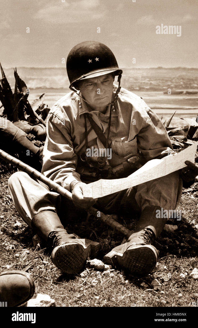 Avec sa prise de Naha capital comme arrière-plan, le général de Marine Lemuel Shepherd, général commandant de la 6e Division de marines, se détend sur une crête Okinawan assez longtemps pour consulter une carte du terrain. Ca. Juin 1945. La FPC. Sam Weiner. (Marine Corps) Date exacte inconnue Shot #  FICHIER NARA : 127 gr de guerres et conflits-95-122119 BOOK #  : 1230 Banque D'Images