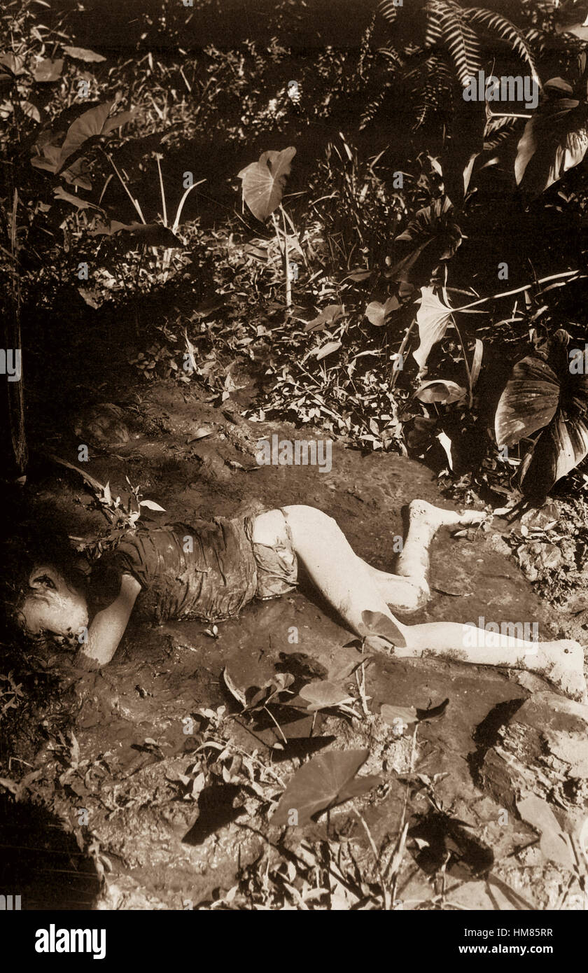 L'atrocité commise par les Jap le 9 avril 1945 à Bingas, Luzon, Philippines. Pose de l'enfant dans la boue du ruisseau. 11 avril 1945. T5c. J. Jepson. (Armée) NARA DOSSIER #  : 111-SC-212513 LIVRE Guerres et conflits #  : 1251 Banque D'Images