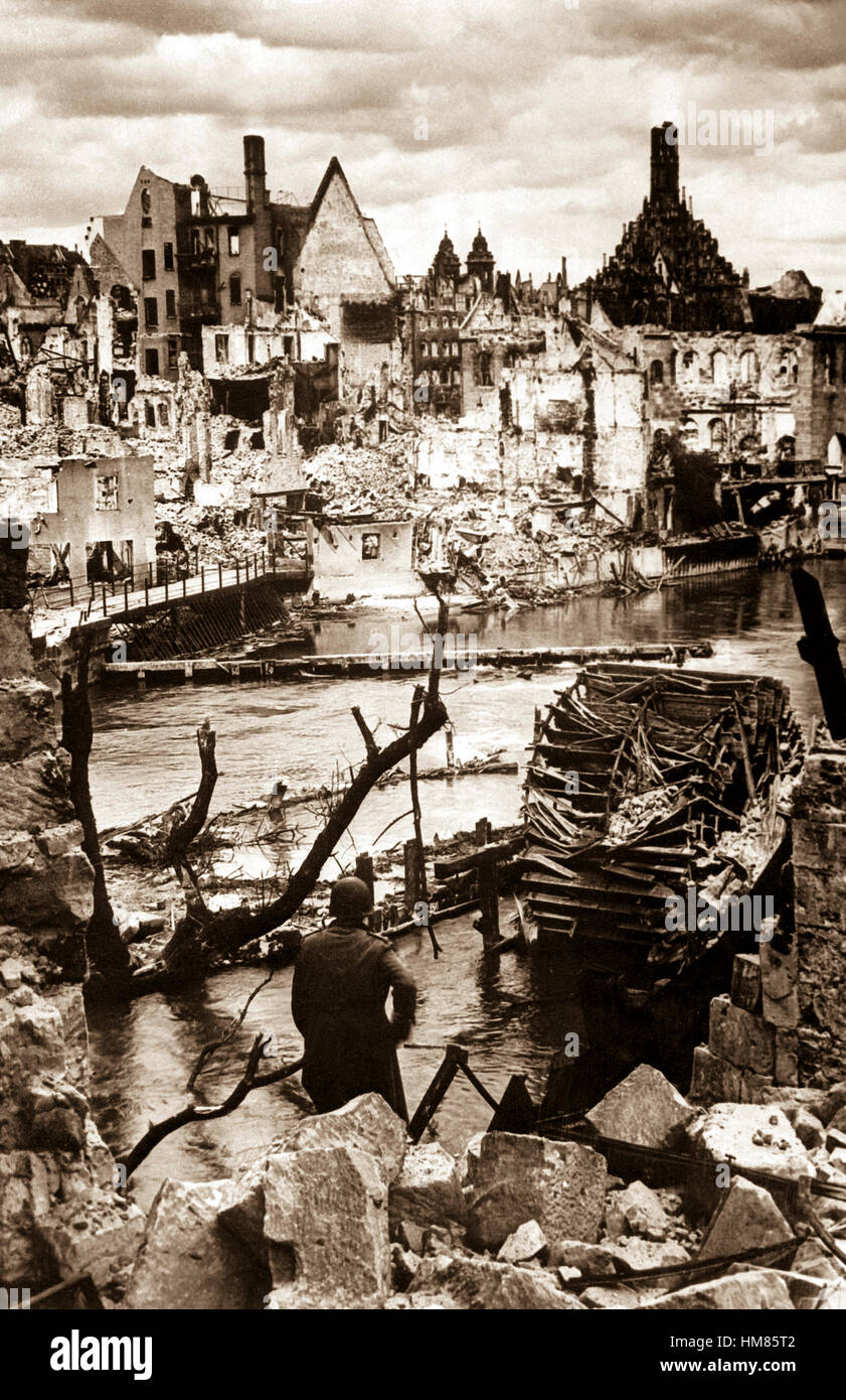 Étranglée par des débris, une prise d'eau de l'bombardé Pegnitz River ne fournit plus d'usines de guerre à Nuremberg, ville industrielle et Reich vital festival centre du parti nazi, qui a été capturé le 20 avril 1945, par les troupes de l'armée américaine. Avril 1945. (OWI) Date exacte inconnue Shot #  FICHIER NARA : 208-AA Bulletin IT-207L-1 LIVRE Guerres et conflits #  : 1327 Banque D'Images