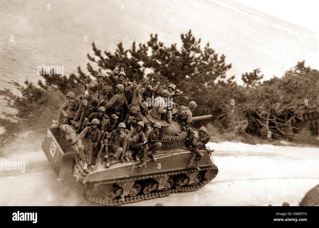 Déménagement d'infanterie d'origine du réservoir jusqu'à prendre la ville de Ghuta avant les Japonais peuvent l'occuper. Les hommes sont membres de la 29e de marine. Okinawa, le 1 avril, 1945. La FPC. Robert L. Keller. (Marine Corps) NARA DOSSIER #  : 127-N-117054 LIVRE Guerres et conflits #  : 1233 Banque D'Images