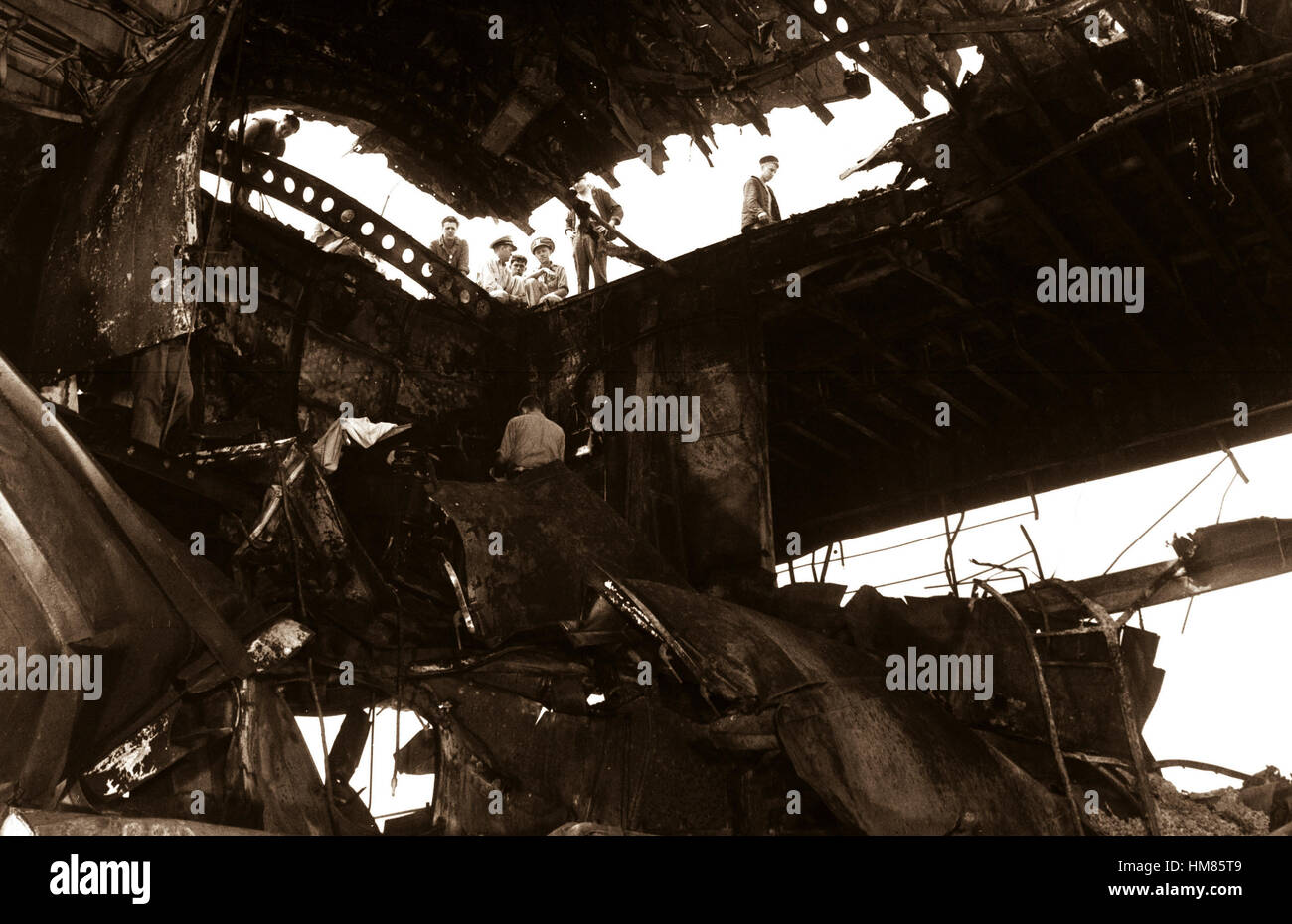 Damanged USS Randolph résultant d'une attaque suicide Jap. Dommages au toit de hangar et d'envol à l'arrière. Le 11 mars 1945. PhoM1c. R.N. Cudabac et PhoM1c. W.E. Kruse. (Marine) NARA DOSSIER #  : 080-G-273768 LIVRE Guerres et conflits #  : 1317 Banque D'Images