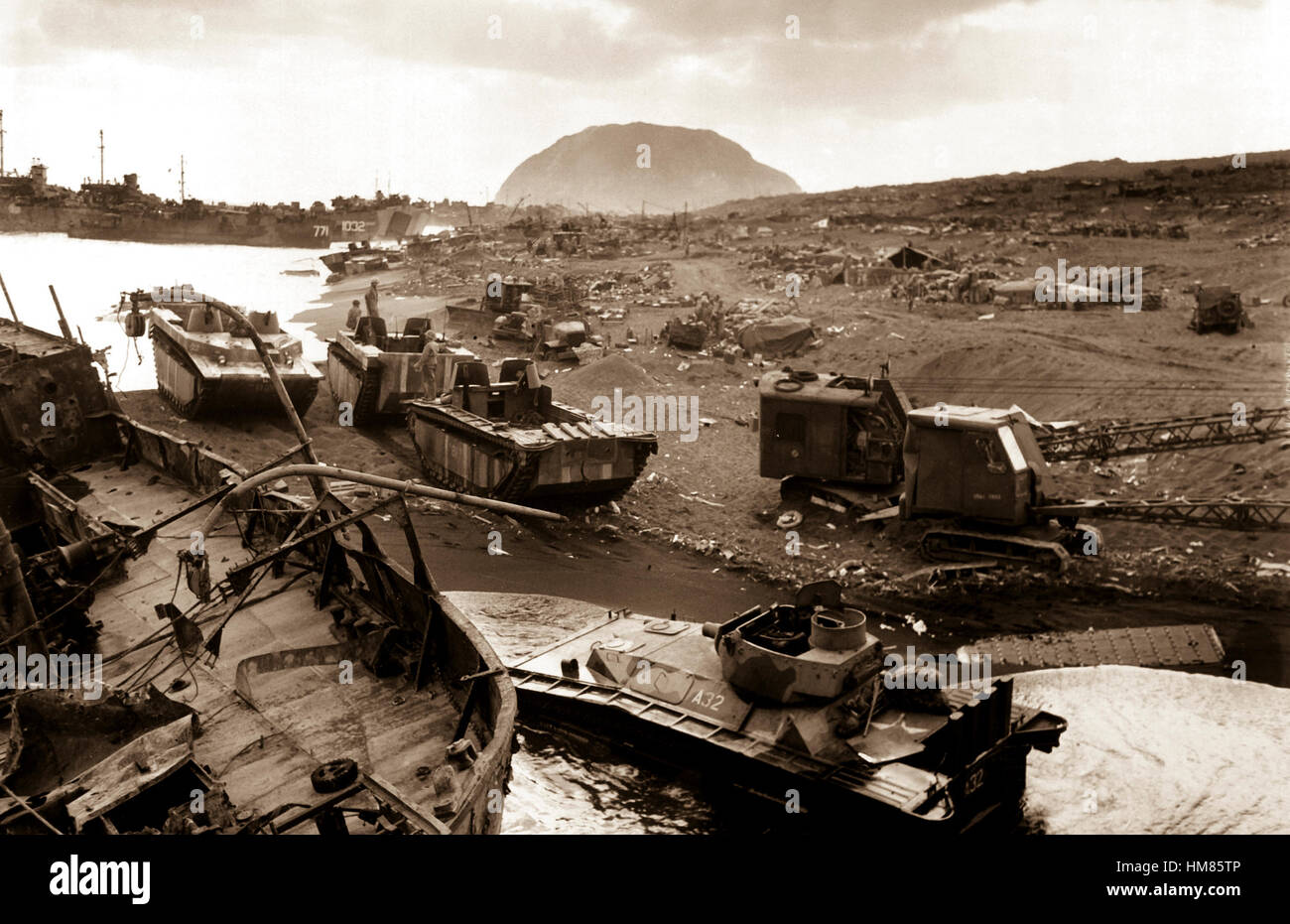 Détruit par les obus de mortier et de Jap, pris au piège de l'Iwo-frêne noir perfide sands, amtracs et autres véhicules de guerre était assommé sur le sable noir volcanique de la forteresse. Ca. Février/mars 1945. PhoM3c. Robert M. Warren. (Garde côtière canadienne) Date exacte inconnue Shot #  FICHIER NARA : 026-G-4474 LIVRE Guerres et conflits #  : 1220 Banque D'Images