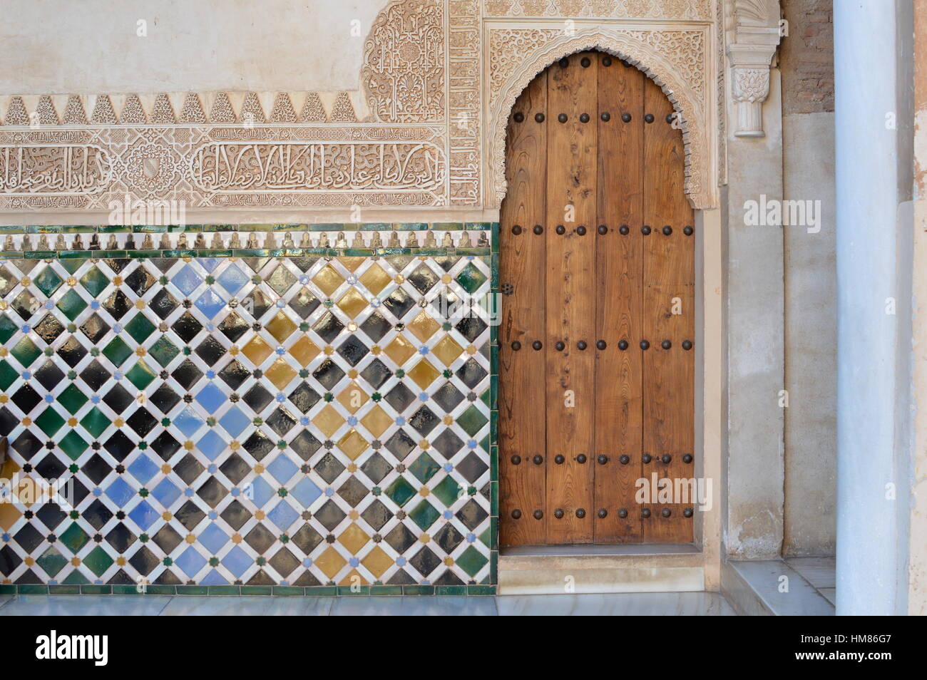 Porte en bois et tuiles arabe Banque D'Images