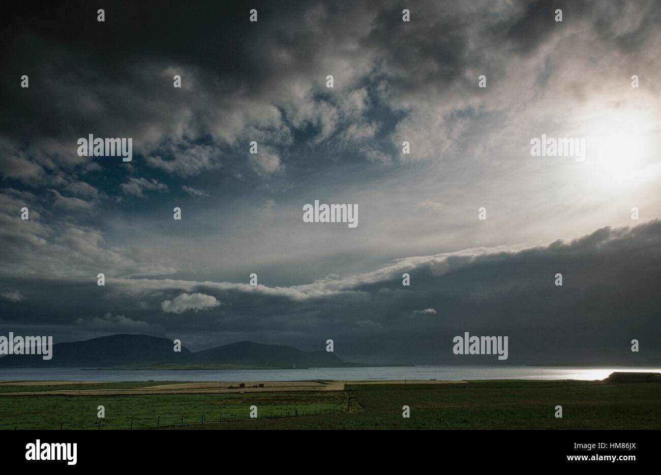 Ciel nuageux au coucher du soleil, Scapa Flow, îles Orcades, Ecosse, Royaume-Uni. Banque D'Images