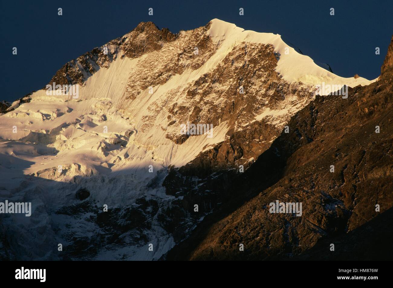 Le lever du soleil sur la montagne Piz Bernina (4050 m), le groupe de la Bernina, Engadine, Canton des Grisons, Suisse. Banque D'Images