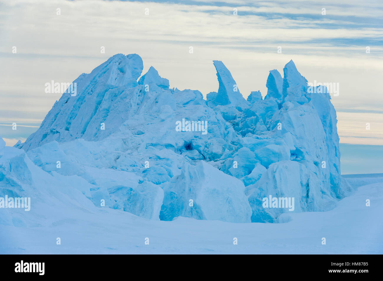Blocs de glace fracturée skywards poussé le long des crêtes de pression dans la glace de mer. Banque D'Images