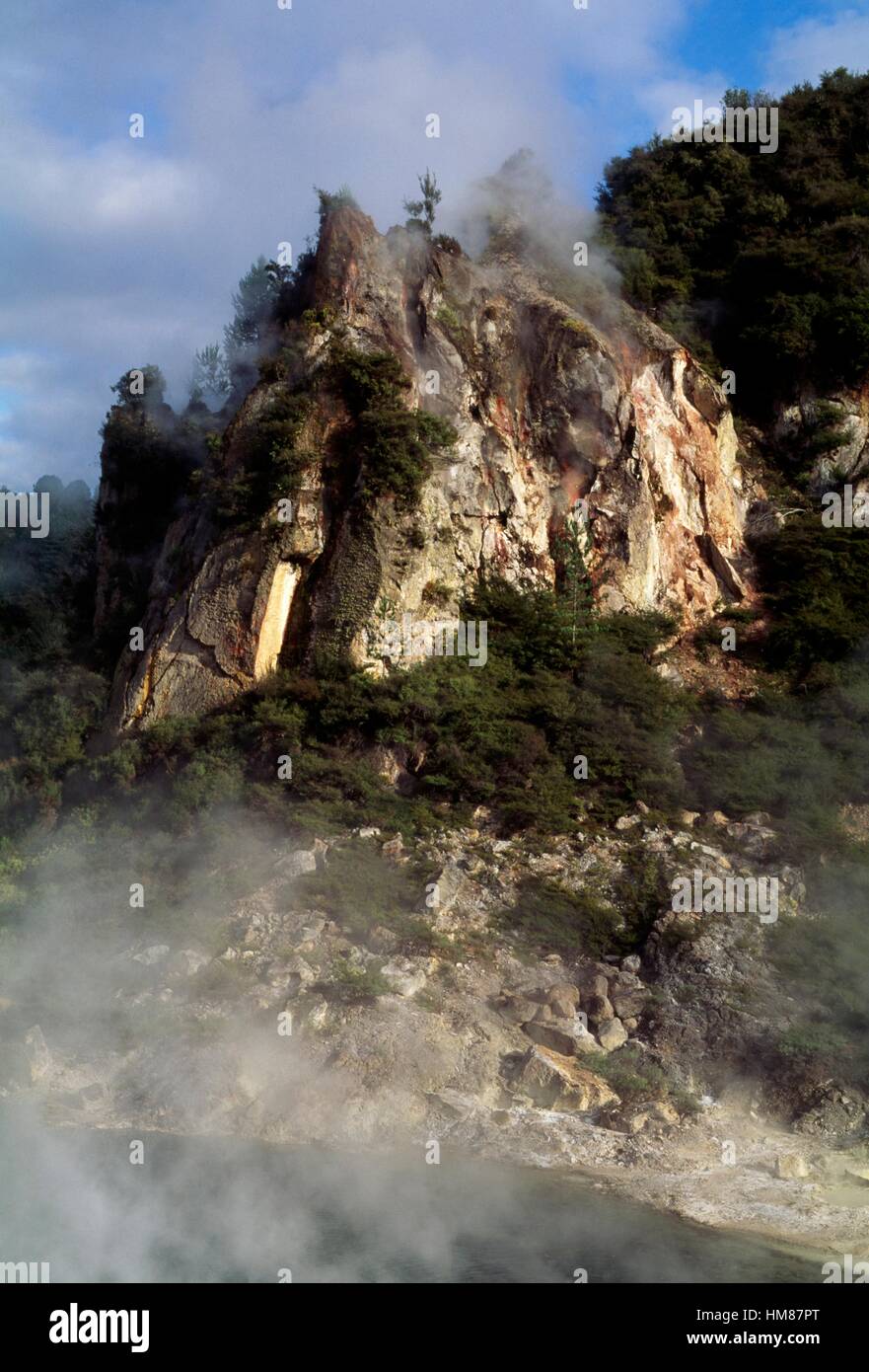 Cathedral rock, des formations rocheuses, la vallée volcanique de Waimangu, Rotorua, Nouvelle-Zélande. Banque D'Images