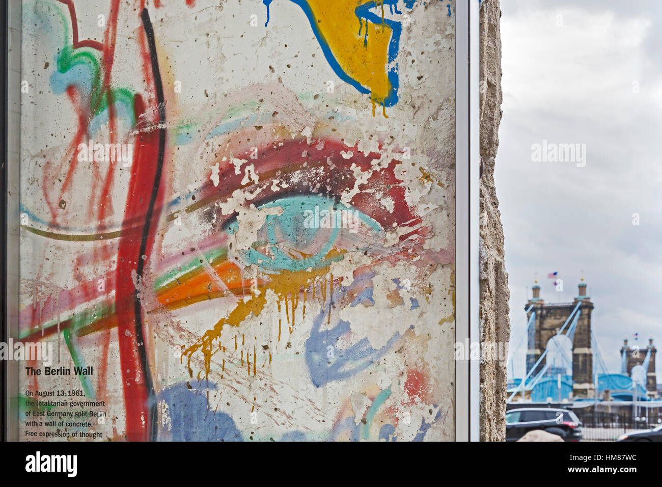Cincinnati, Ohio - un panneau de mur de Berlin sur l'affichage à l'extérieur du National Underground Railroad Freedom Center. Banque D'Images