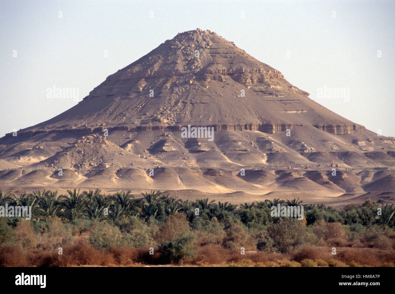 Gebel Dist, la montagne en forme de pyramide, Bahariya oasis, le gouvernorat de Giza, Egypte. Banque D'Images