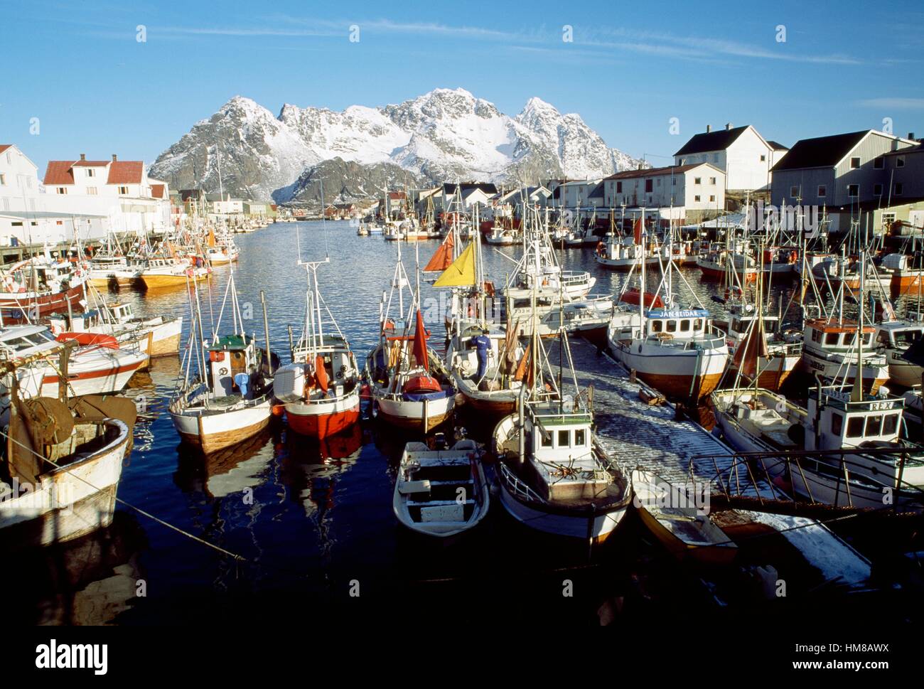 Bateaux de pêche dans le port de Henningsvaer, Lofoten, Nordland, Norvège. Banque D'Images