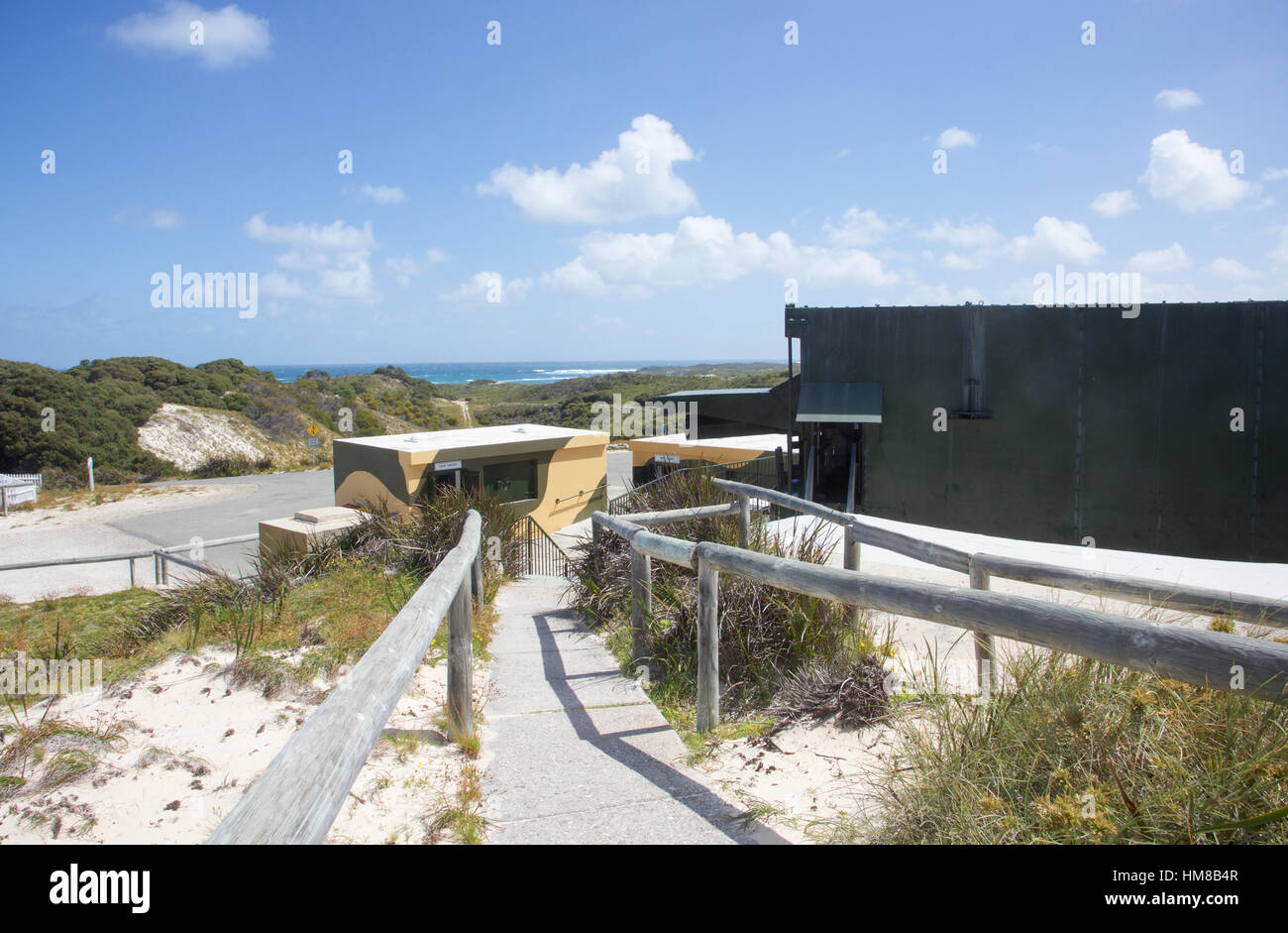 Sentier à travers Oliver Hill batterie avec les bâtiments militaires et une vue sur l'océan au Rottnest Island en Australie occidentale. Banque D'Images