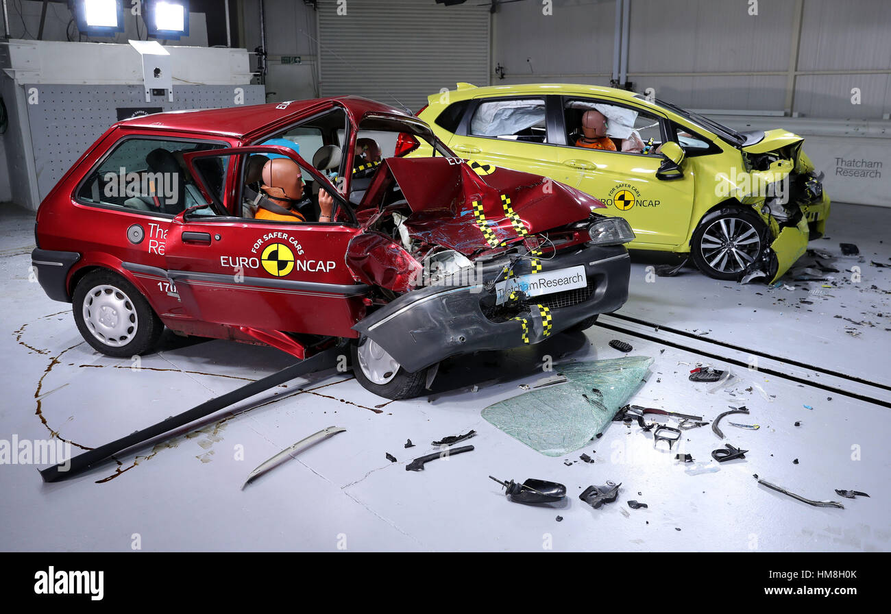 Une Rover 100 1997 (à gauche) et Honda Jazz (à droite) après avoir été testé sous impact à Thatcham Recherche dans Berskshire, pour marquer 20 ans de l'installation d'essai de collision Banque D'Images