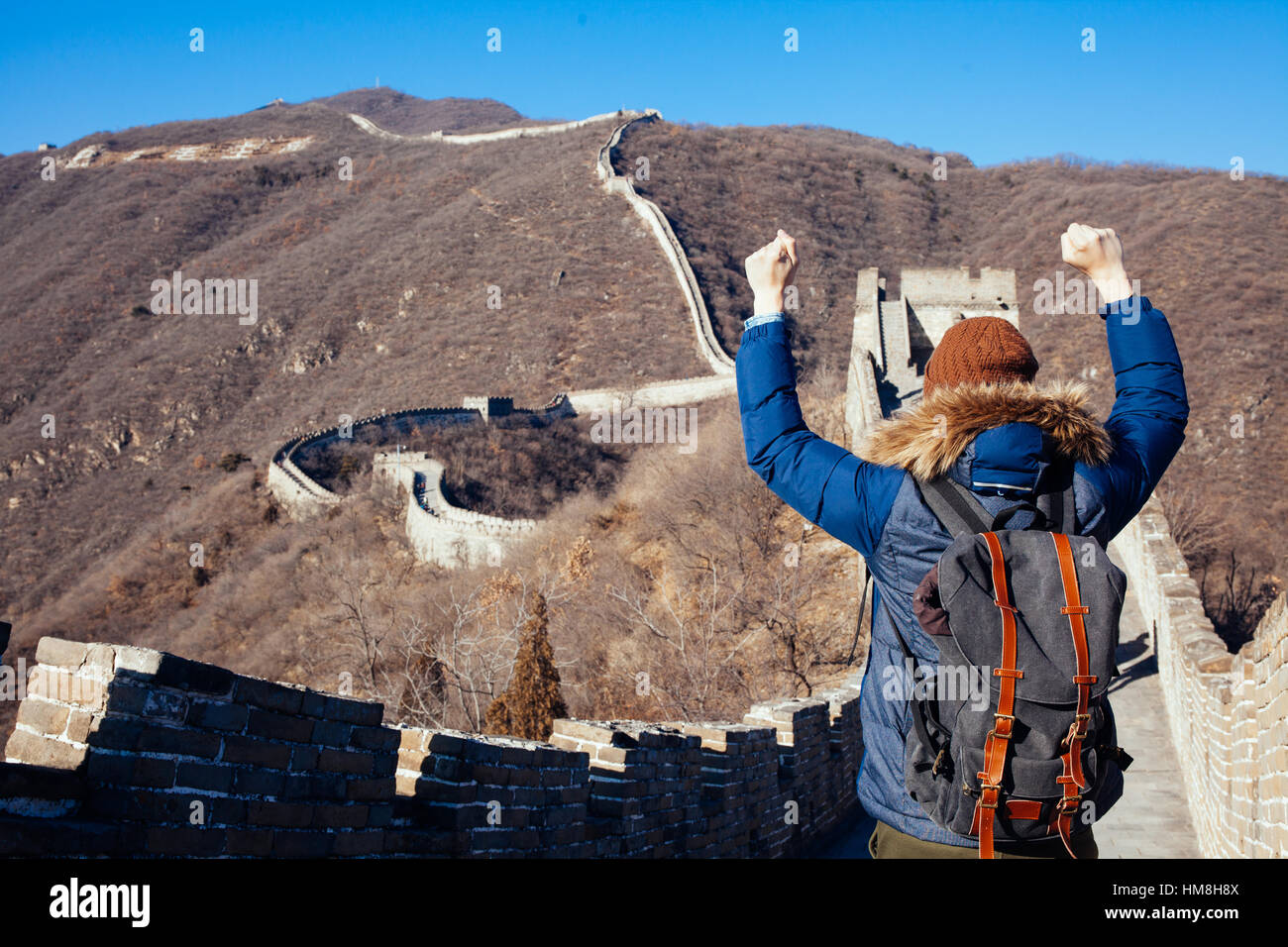 Dans les mains des touristes Grande muraille de Chine dans la joie - Voyage en Chine, l'Asie concept Banque D'Images