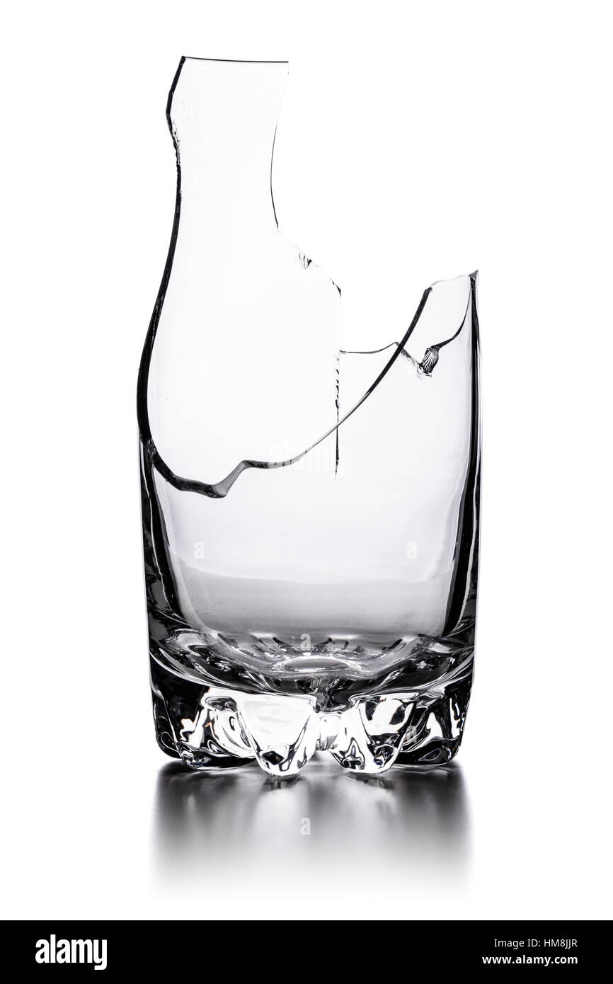 Broken verre vide isolé sur fond blanc Banque D'Images