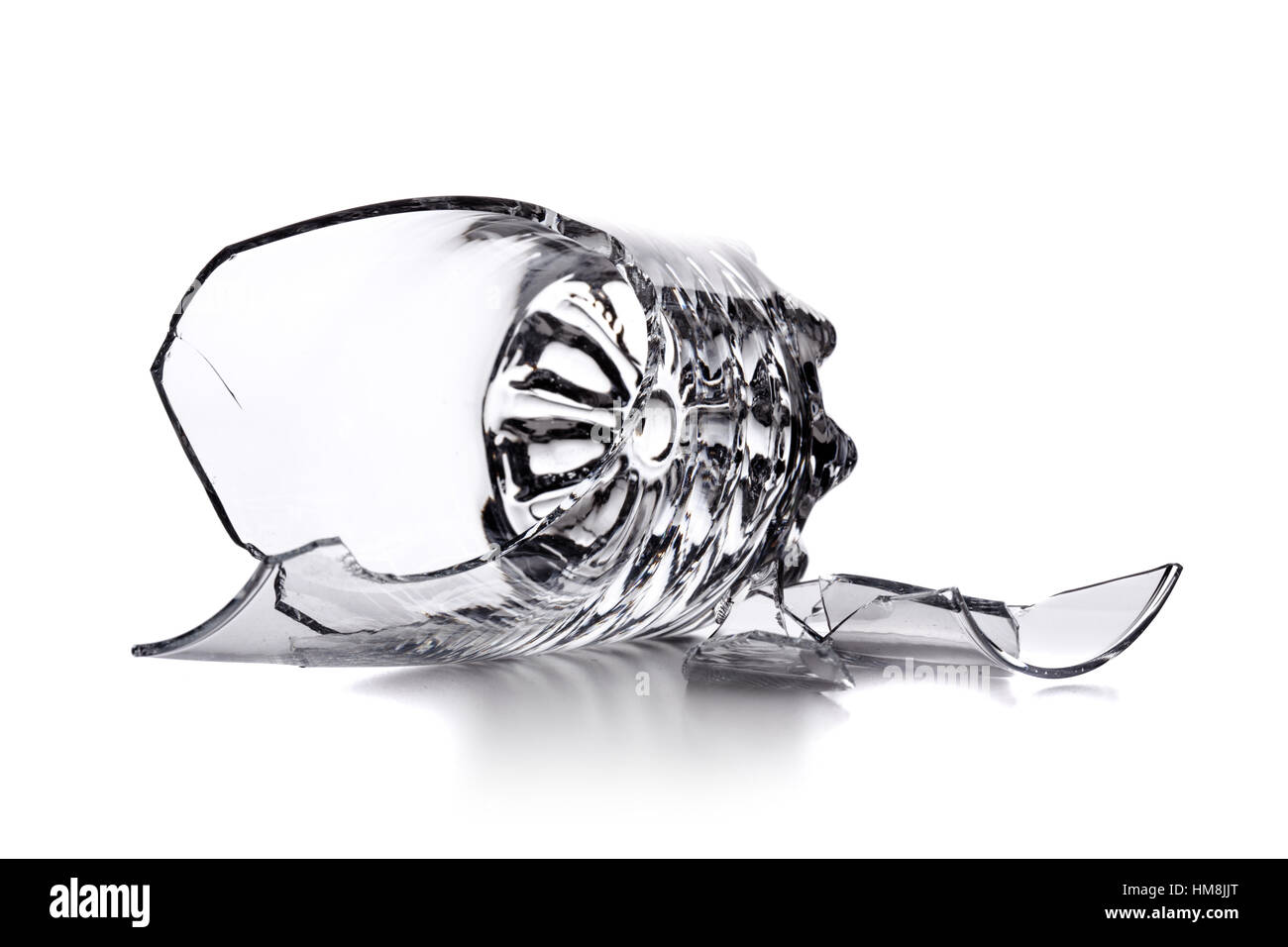 Broken verre vide isolé sur fond blanc Banque D'Images