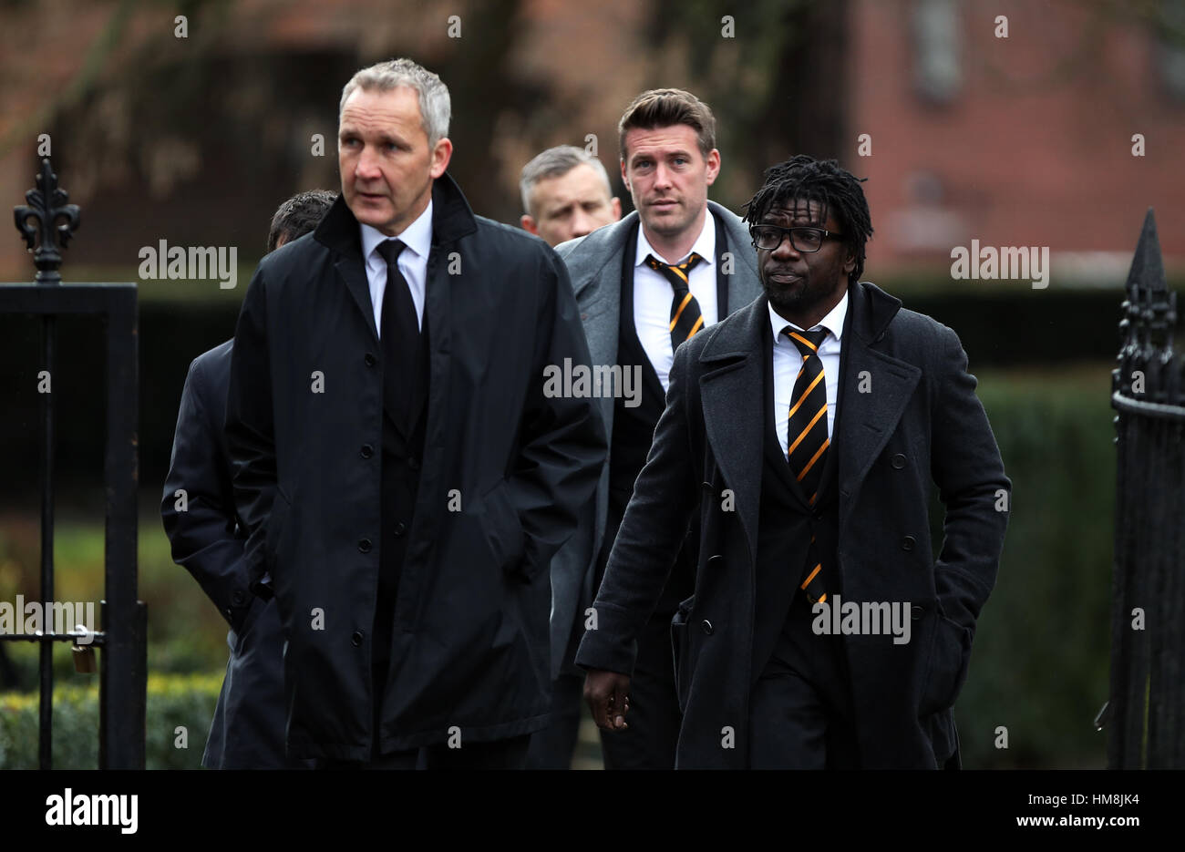 Keith Millen (à gauche), Wolverhampton Wanderers coach fitness Tony Daley (à droite) et l'entraîneur Rob Edwards (centre) arrivent pour le service funéraire pour Graham Taylor s'est tenue à l'église St Mary, Watford. Banque D'Images