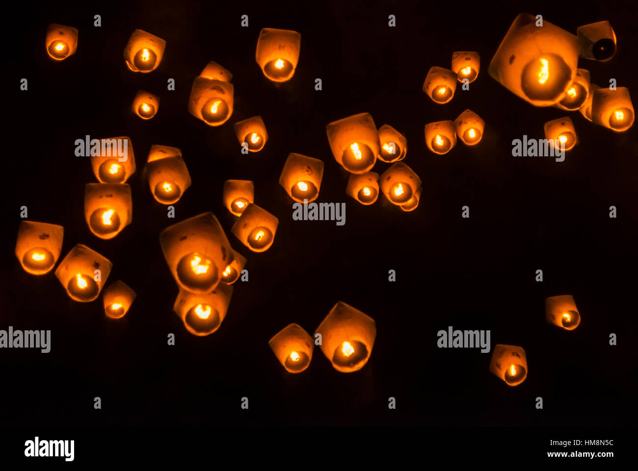 De nombreuses lanternes flottant dans le ciel pendant la Fête des lanternes, de pinxi Taiwan. Banque D'Images