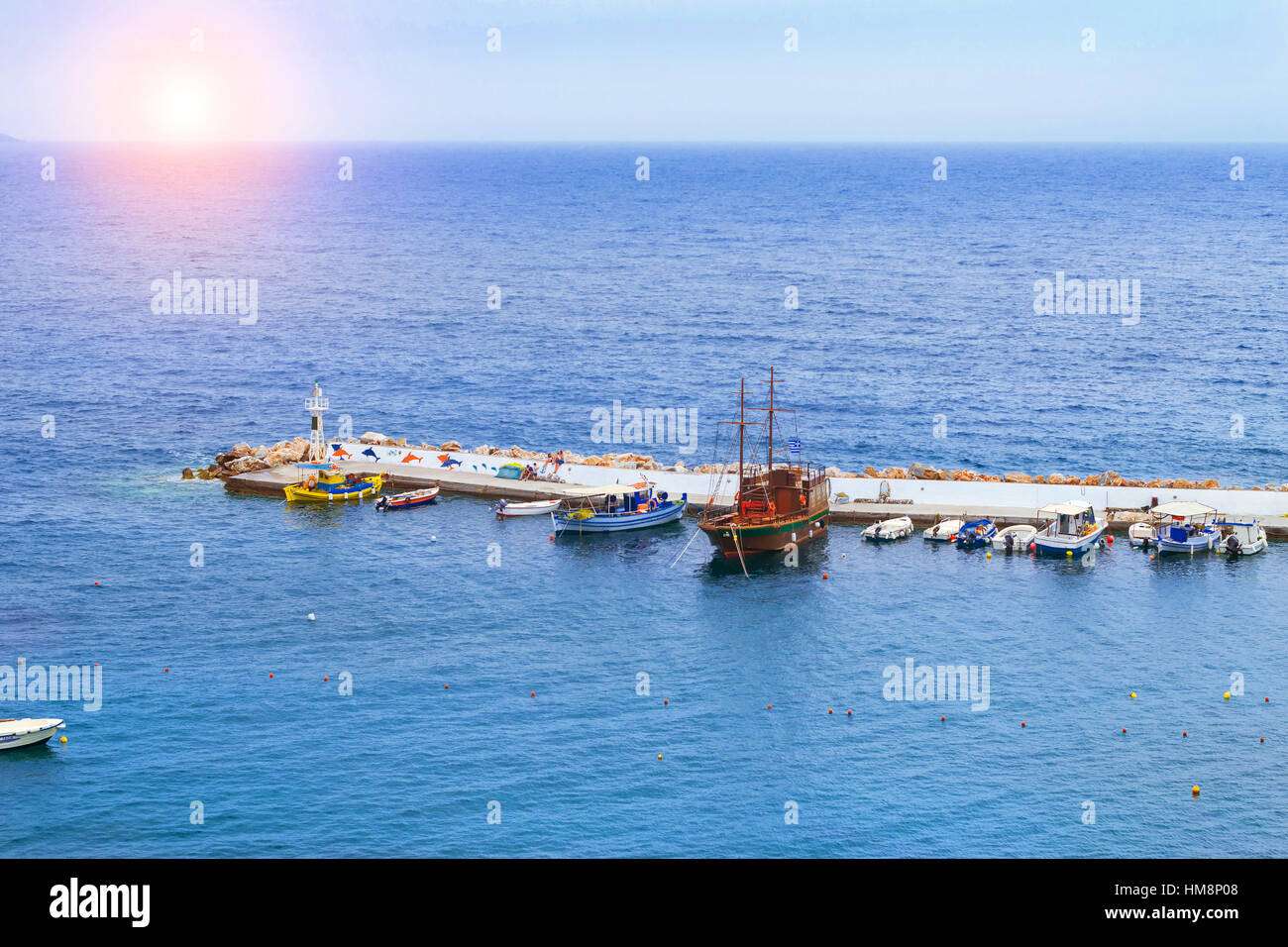 Port avec les navires, bateaux et phare. Voir à partir de la falaise sur la baie avec marine tresse. Destination vacances - Bali Resort, avec des plages isolées Banque D'Images