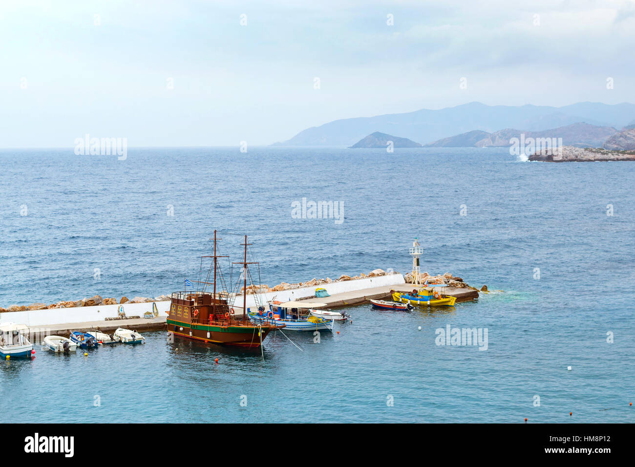 Port avec les navires, bateaux et phare. Voir à partir de la falaise sur la baie avec marine tresse. Destination vacances - Bali Resort, avec des plages isolées Banque D'Images