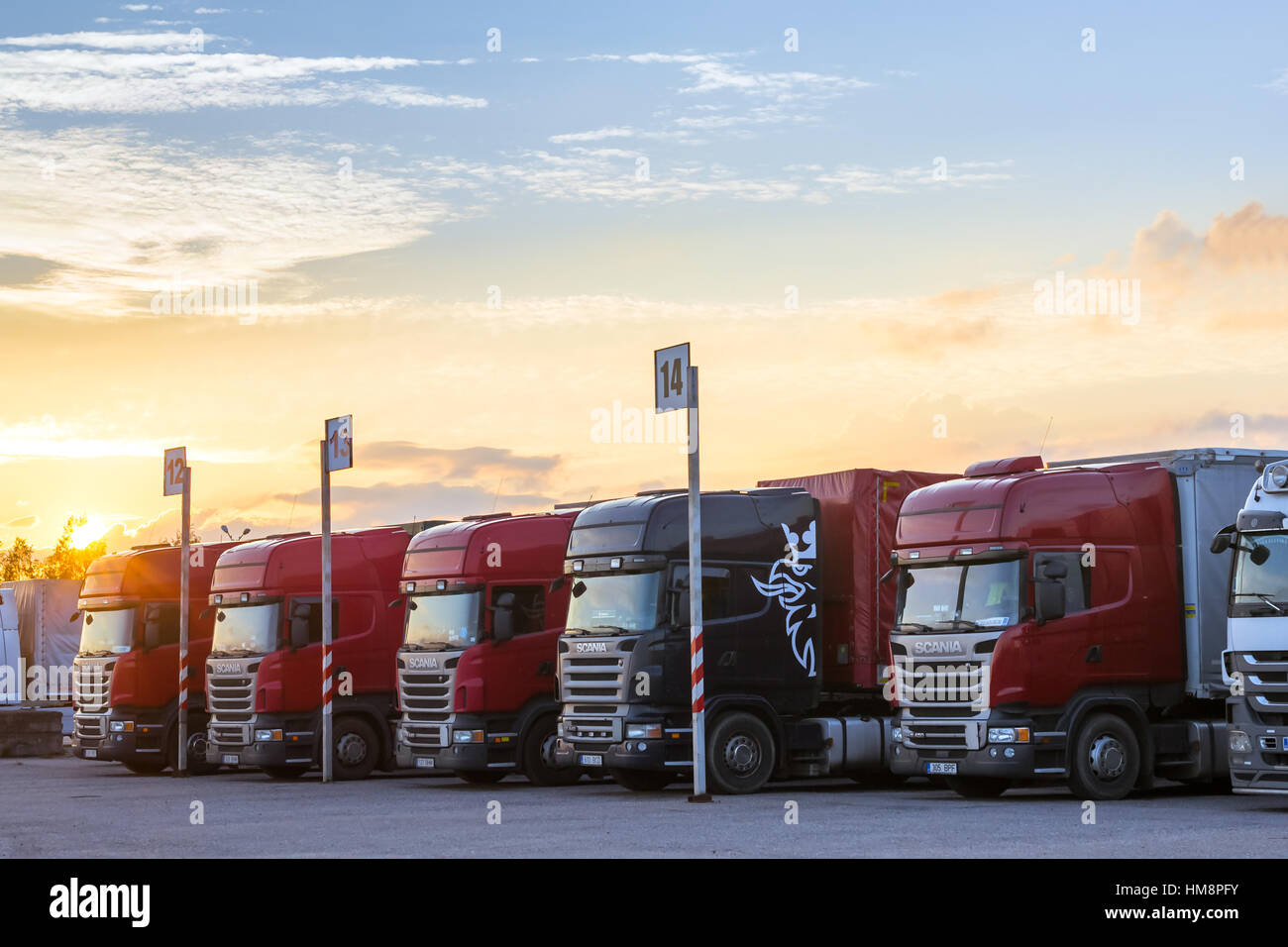 Narva, Estonie - 20 août 2016 : Scania les camions chargés de marchandises, remorques stationnés dans la zone d'attente sur l'Estonie état passage de frontière. Dans Banque D'Images