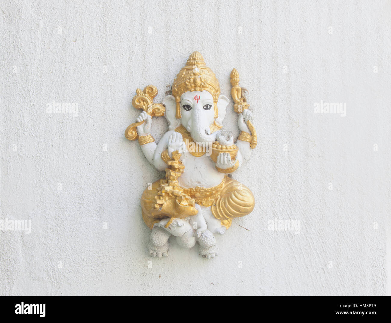 Petit Ganesha sur un mur blanc Banque D'Images