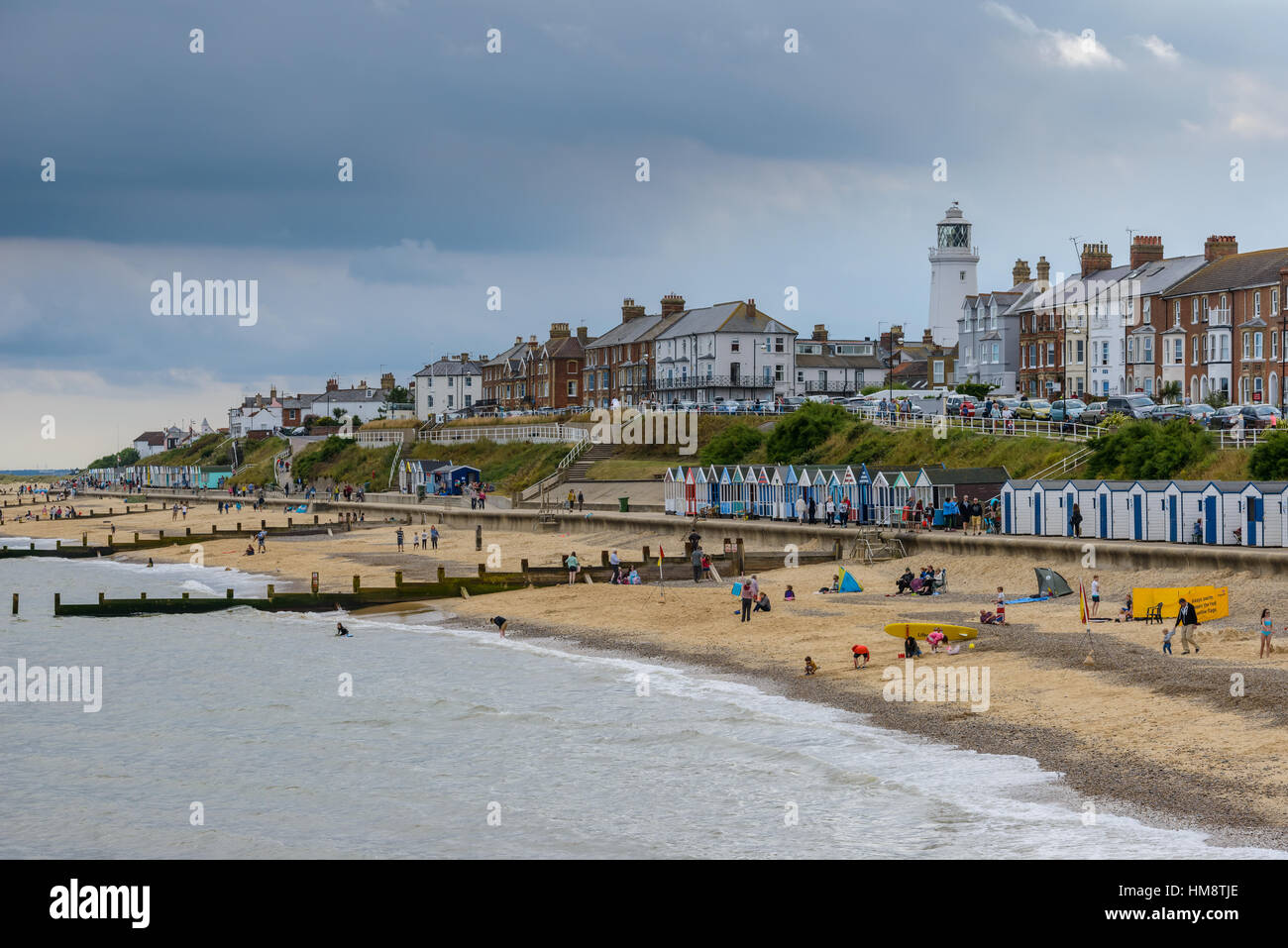 Les vacanciers sur une plage de sable à une station balnéaire pittoresque de Southwold sur la côte de la mer Noarth Saffolk. Banque D'Images