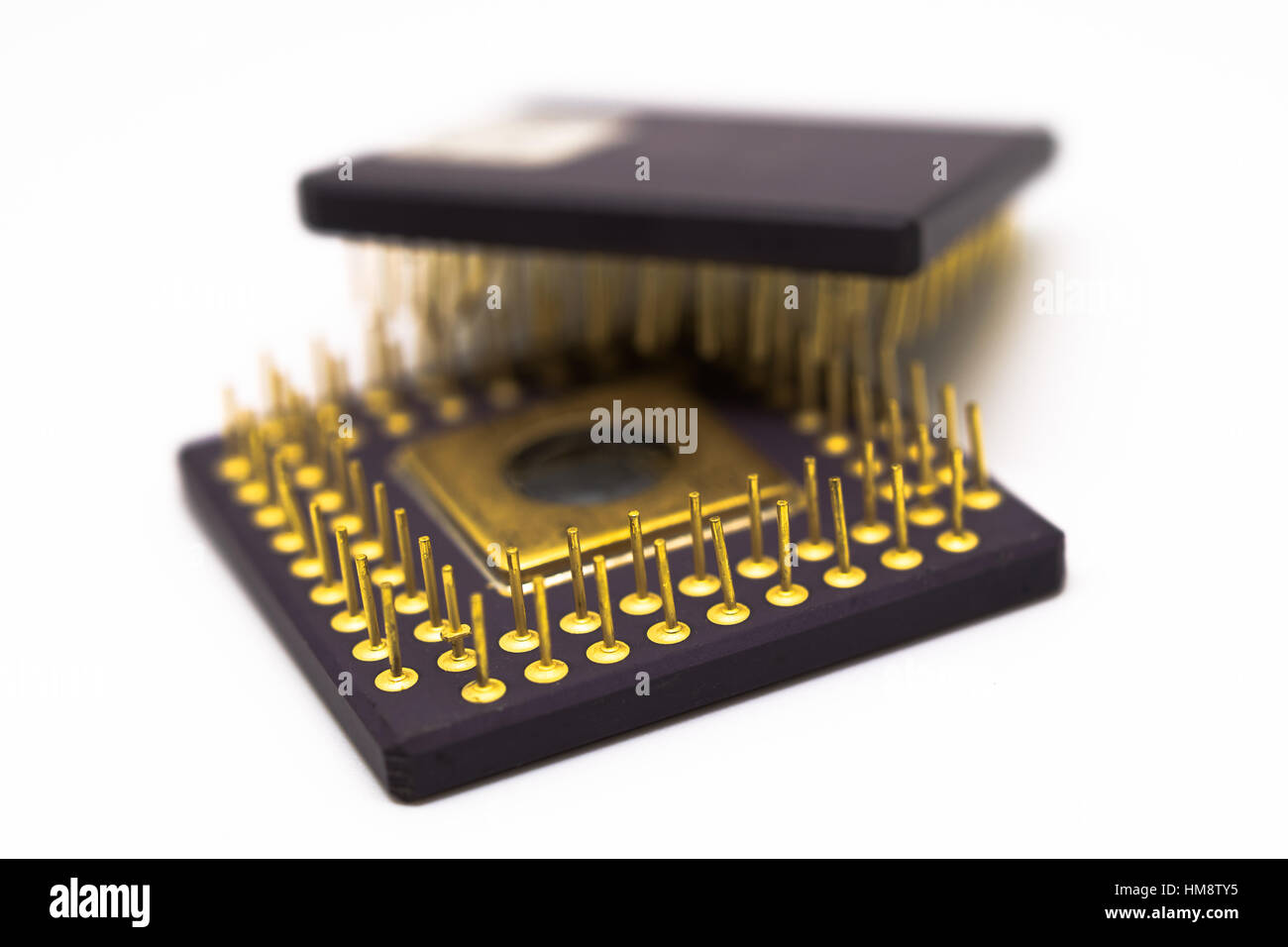 Semiconductor avec broches plaquées or sur fond blanc. Banque D'Images