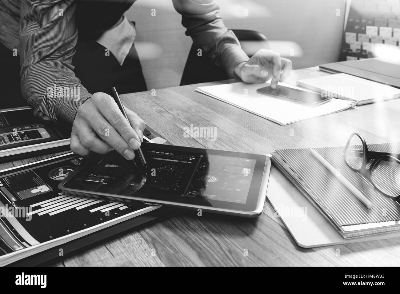 Website designer holding smart phone et l'ordinateur tablette numérique de travail sur table en bois,blanc noir Banque D'Images