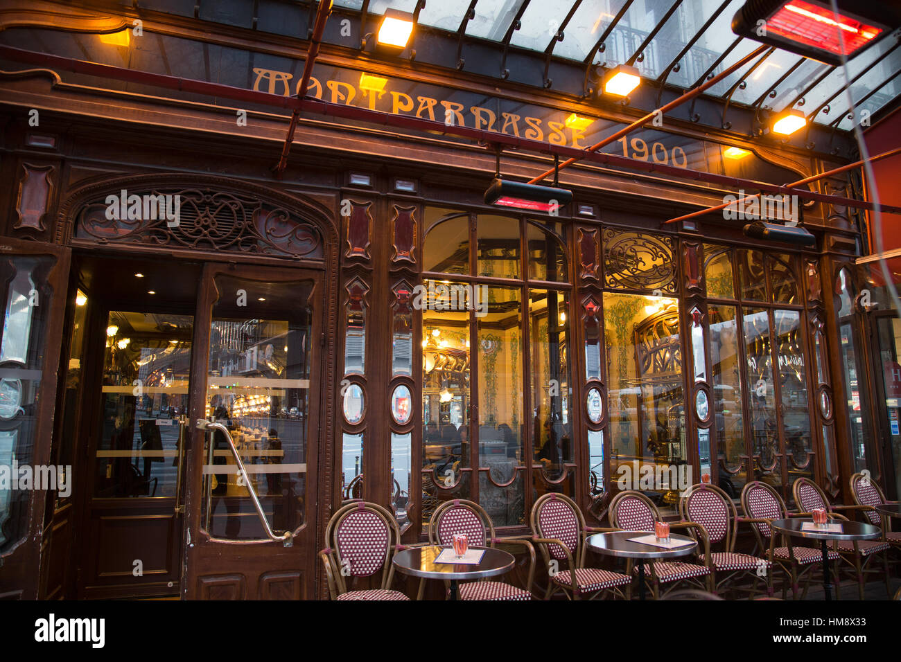 Extérieur de la Cafe Montparnasse dans le 14ème arrondissement de Paris en hiver Banque D'Images