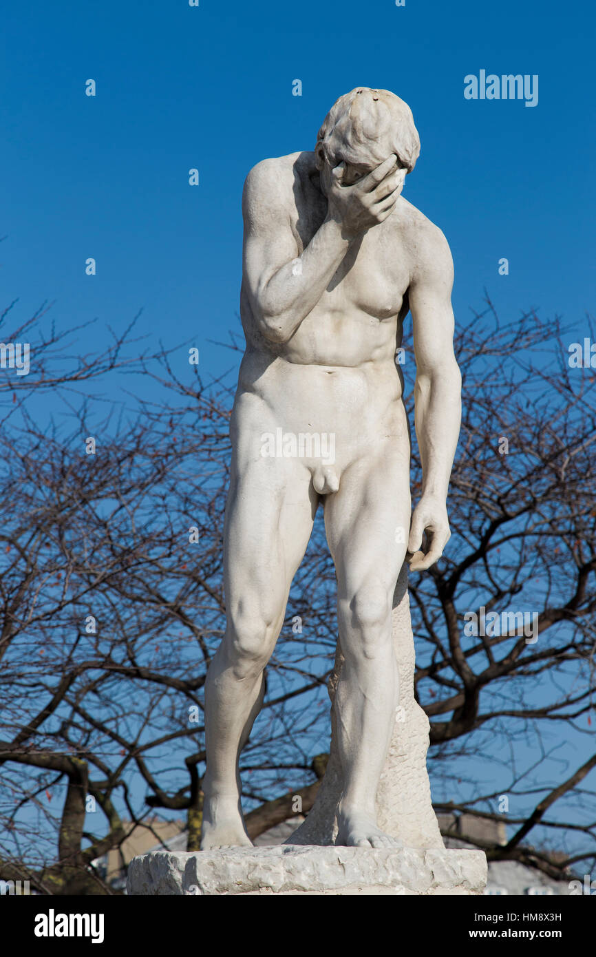 Statue de Caïn de Caïn et Abel par Henri Vidal dans les jardins des Tuileries à Paris en hiver Banque D'Images