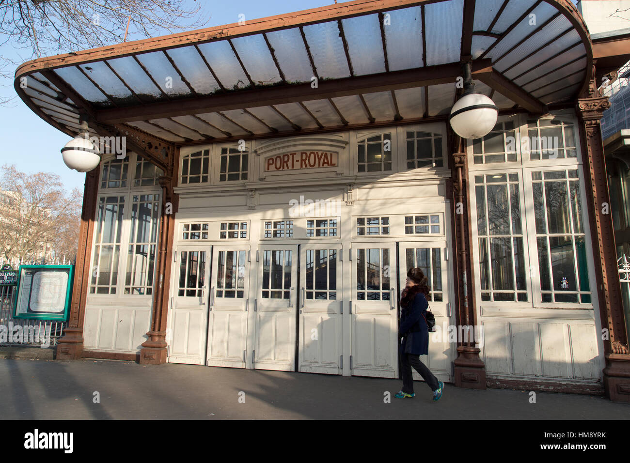 L'extérieur de la station de métro Port Royal à Montparnasse dans le 14ème  arrondissement de Paris en hiver Photo Stock - Alamy