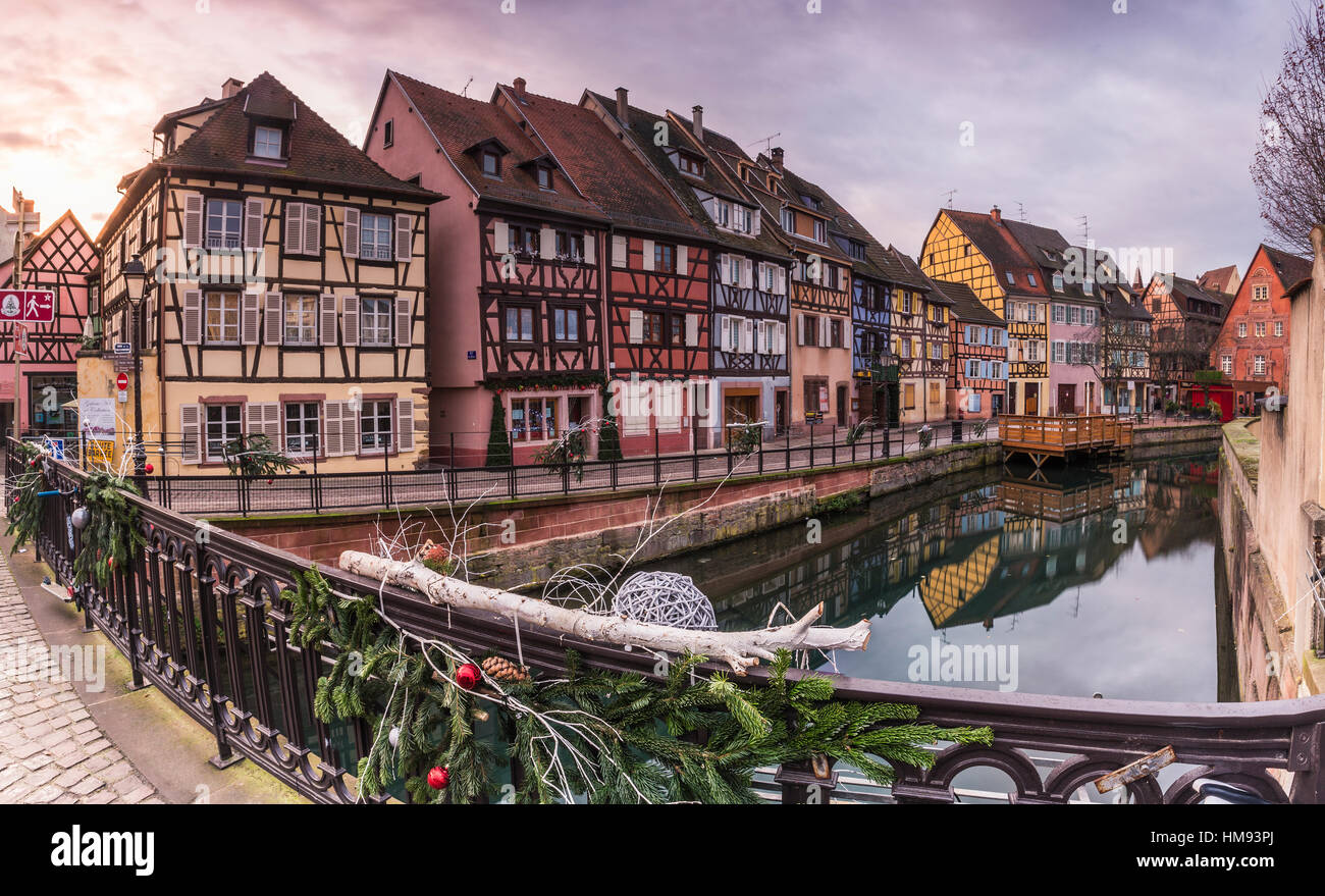 Maisons colorées reflète dans rivière (la Lauch) au coucher du soleil, la Petite Venise, Colmar, Haut-Rhin, Alsace, France Banque D'Images