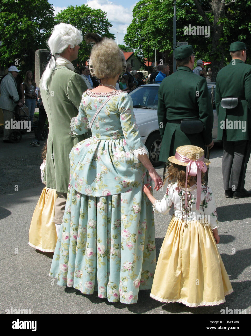 Vêtus de costumes de la famille ancienne dans un défilé Banque D'Images